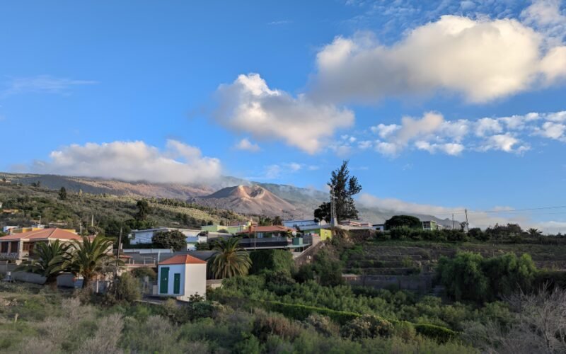 Mehrere Häuser in einem Tal auf Mallorca, umgeben von grüner Natur und Bergen, aufgenommen von Federico Mata.
