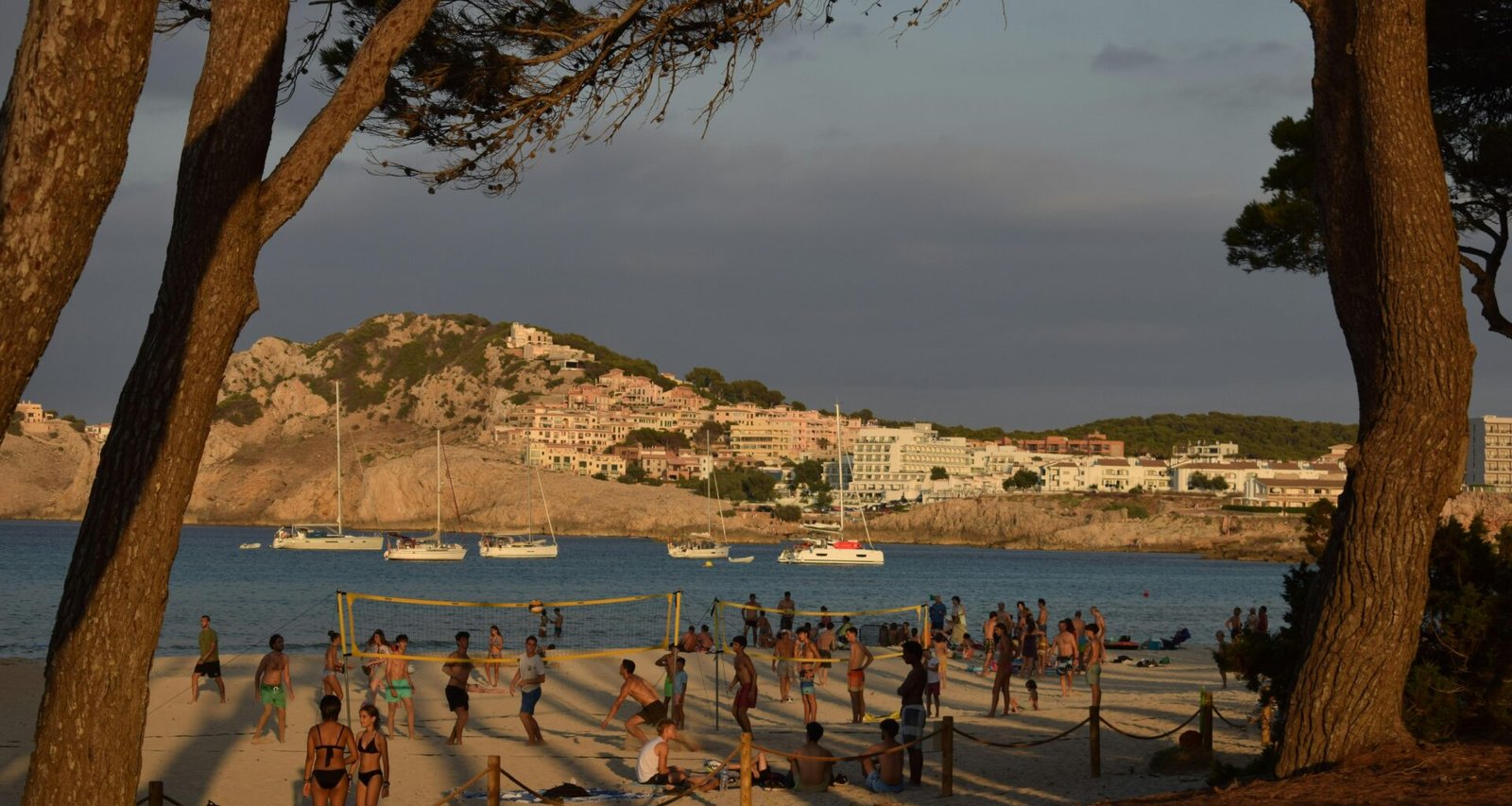Gruppe von Menschen beim Volleyballspielen am Strand auf Mallorca, aufgenommen von Jannik