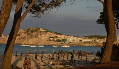Gruppe von Menschen beim Volleyballspielen am Strand auf Mallorca, aufgenommen von Jannik