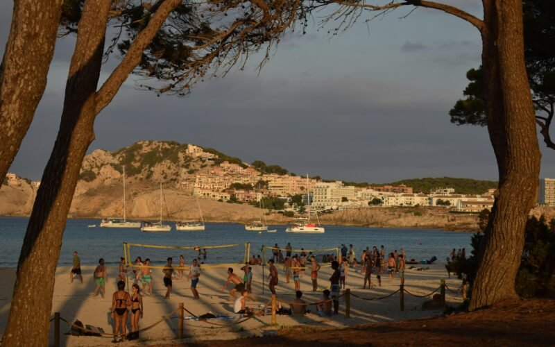 Gruppe von Menschen beim Volleyballspielen am Strand auf Mallorca, aufgenommen von Jannik