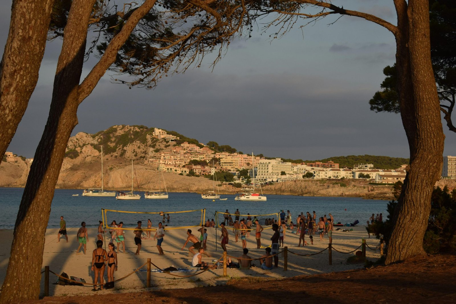 Gruppe von Menschen beim Volleyballspielen am Strand auf Mallorca, aufgenommen von Jannik