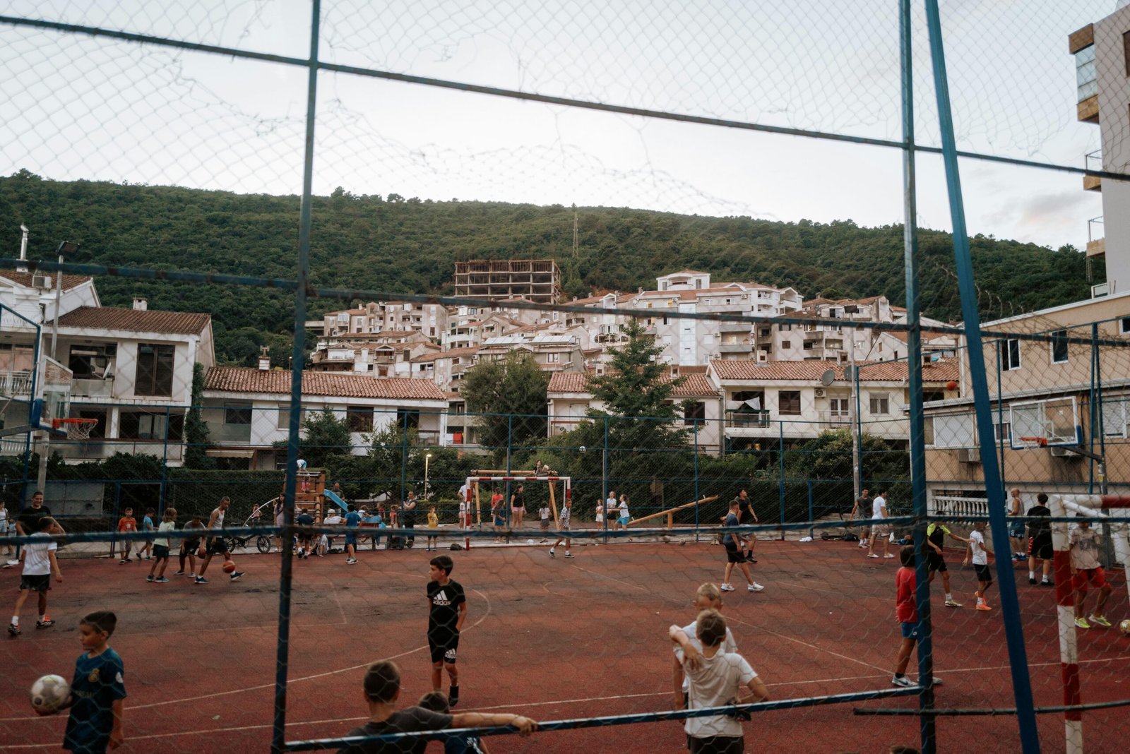 Gruppe von Menschen auf Mallorca auf einem Tennisplatz im Freien, aufgenommen von Eirik Skarstein