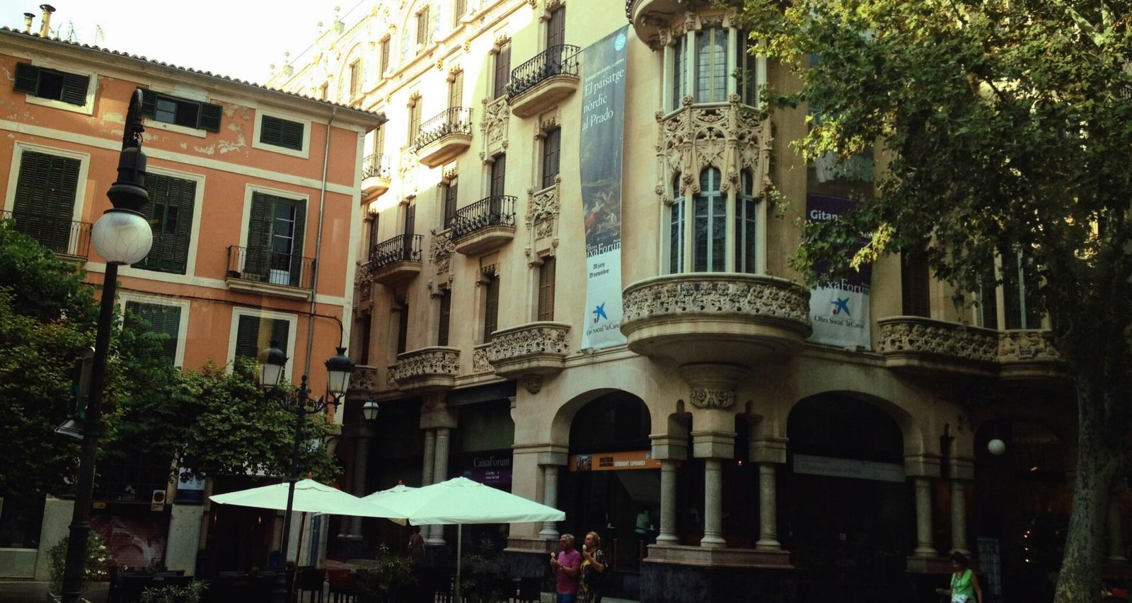 Gruppe von Menschen beim Spaziergang auf Mallorca neben einem alten Gebäude, aufgenommen von Carla M.J. Gomes.