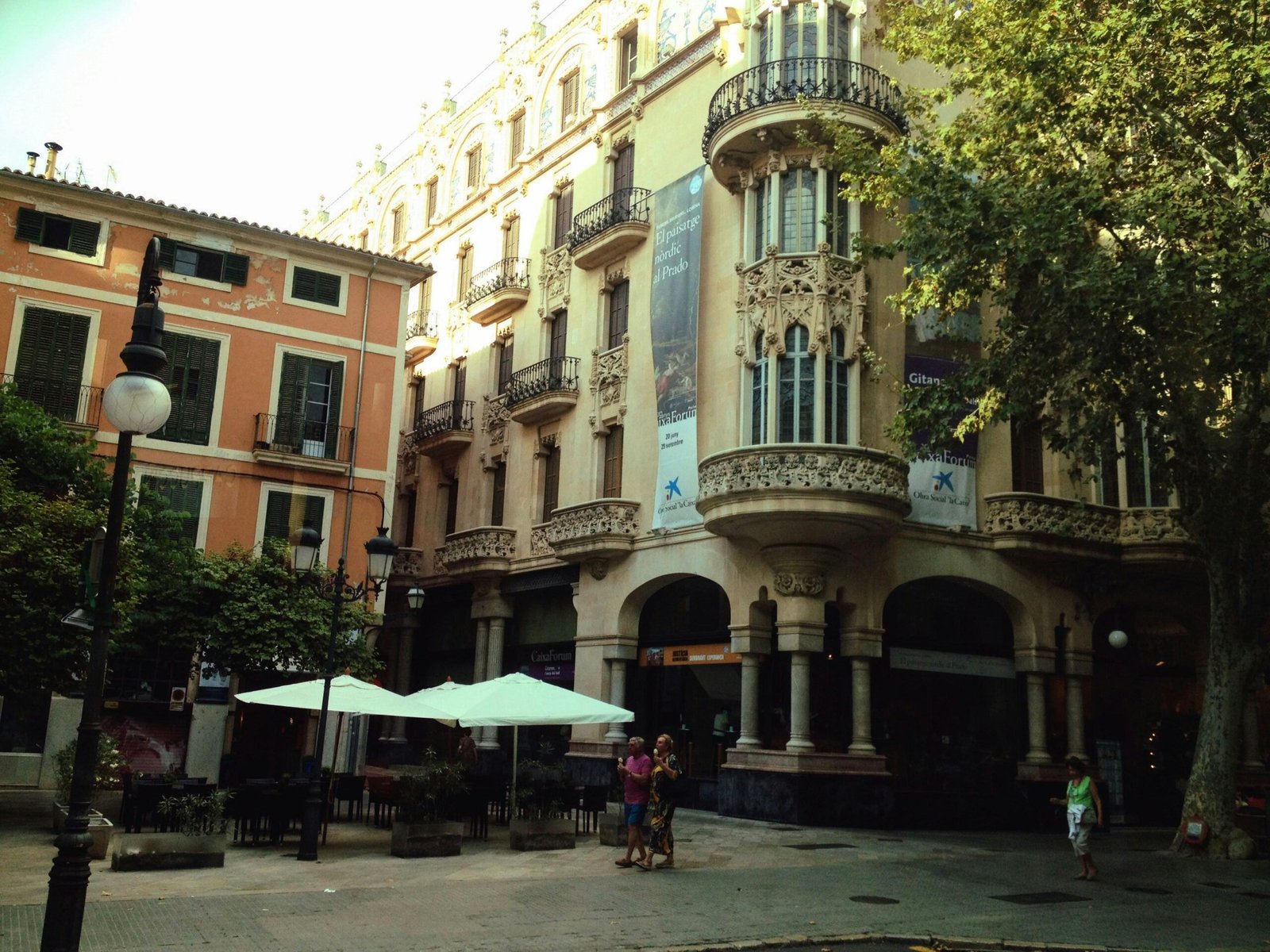 Gruppe von Menschen beim Spaziergang auf Mallorca neben einem alten Gebäude, aufgenommen von Carla M.J. Gomes.