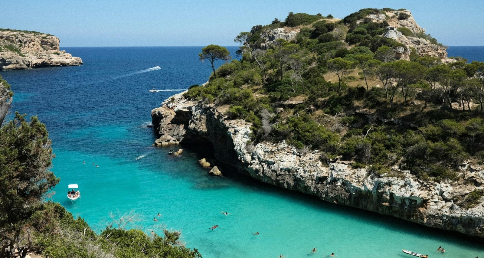 Gruppe von Menschen beim Schwimmen im Wasser auf Mallorca, aufgenommen von Mariya Oliynyk