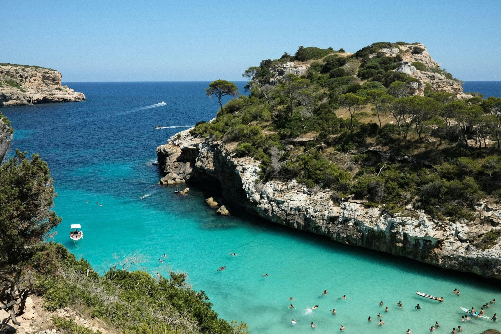 Gruppe von Menschen beim Schwimmen im Wasser auf Mallorca, aufgenommen von Mariya Oliynyk