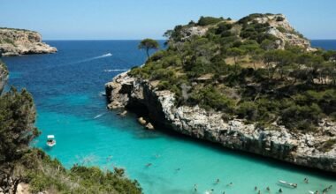 Gruppe von Menschen schwimmt im Wasser auf Mallorca, umgeben von Natur und Wasserlandschaft