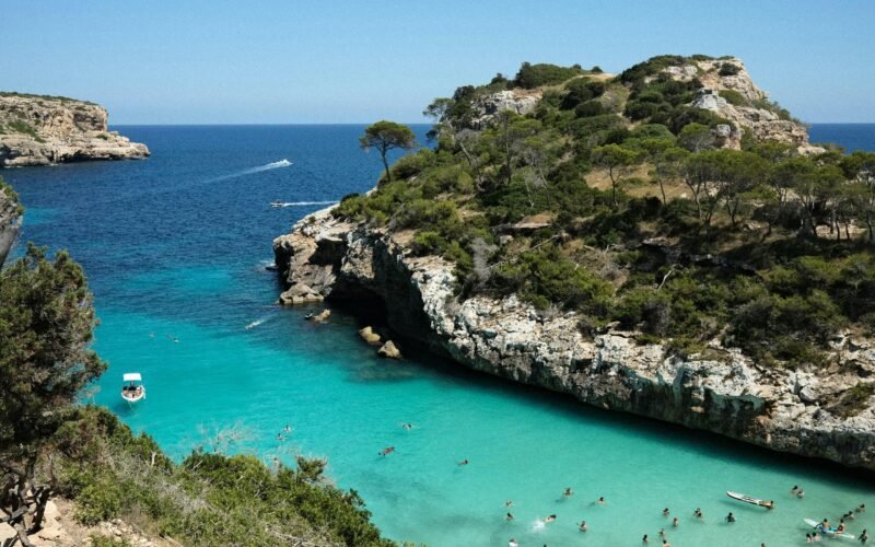 Gruppe von Menschen schwimmt im Wasser auf Mallorca, umgeben von Natur und Wasserlandschaft