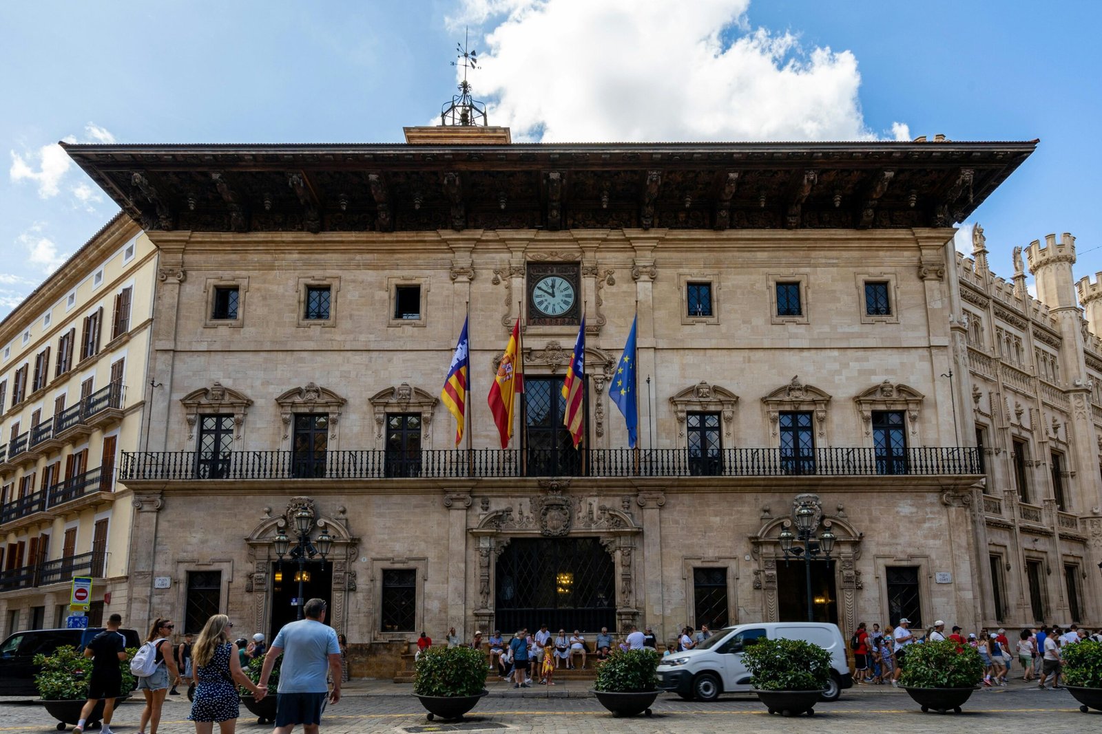 Gruppe von Menschen vor einem Gebäude auf Mallorca, aufgenommen von David Vives