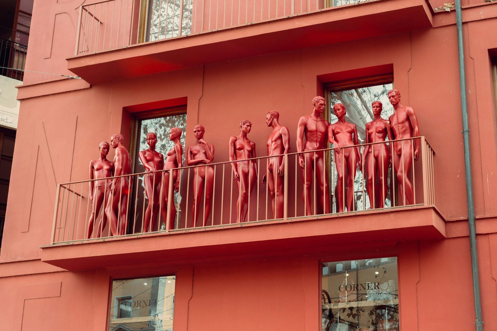 Gruppierung von Statuen auf einem Balkon eines Gebäudes auf Mallorca, fotografiert von Julian.