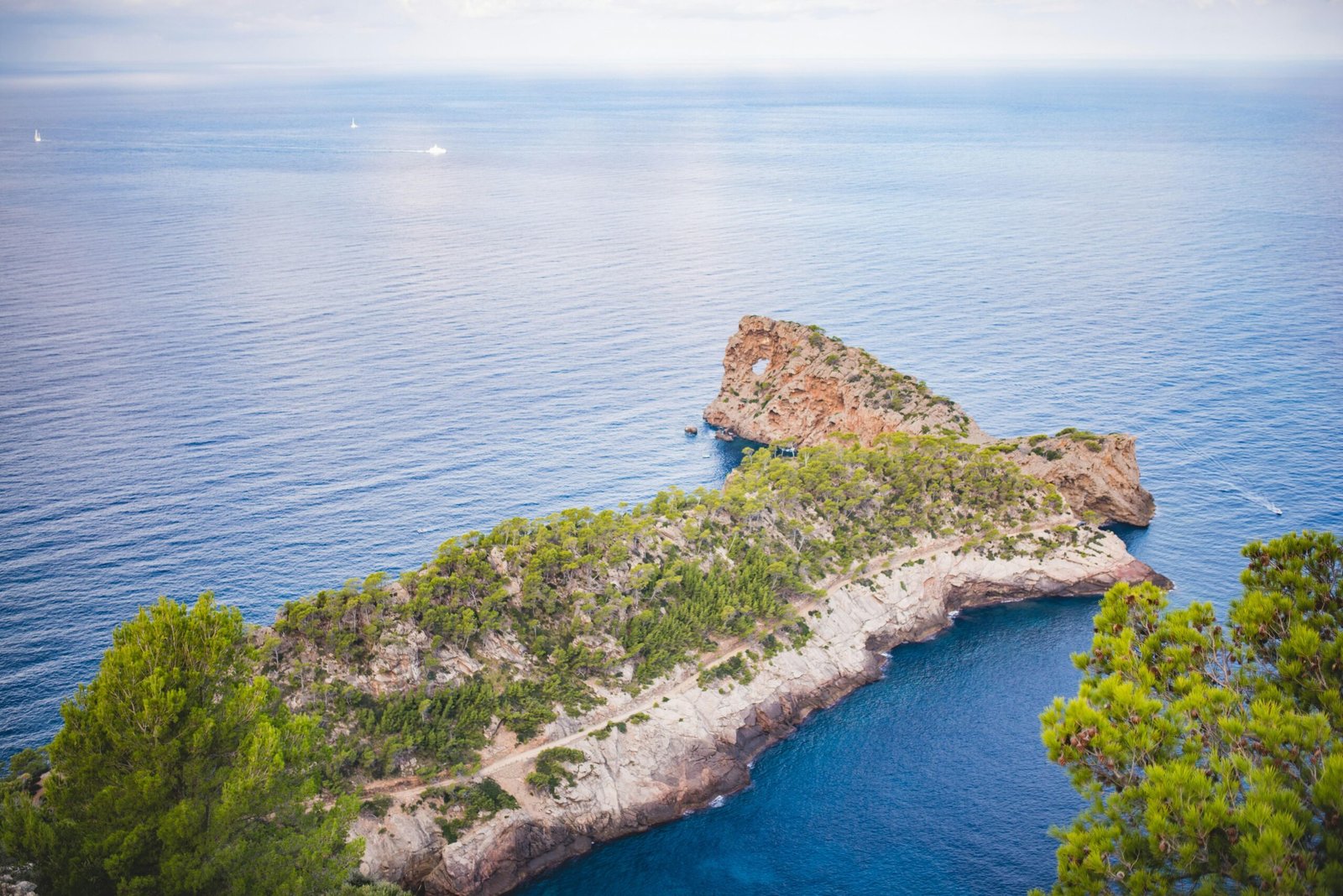 Kleine Insel inmitten des Ozeans auf Mallorca, fotografiert von Monika Guzikowska, zeigt eine ruhige, unberührte Natur.