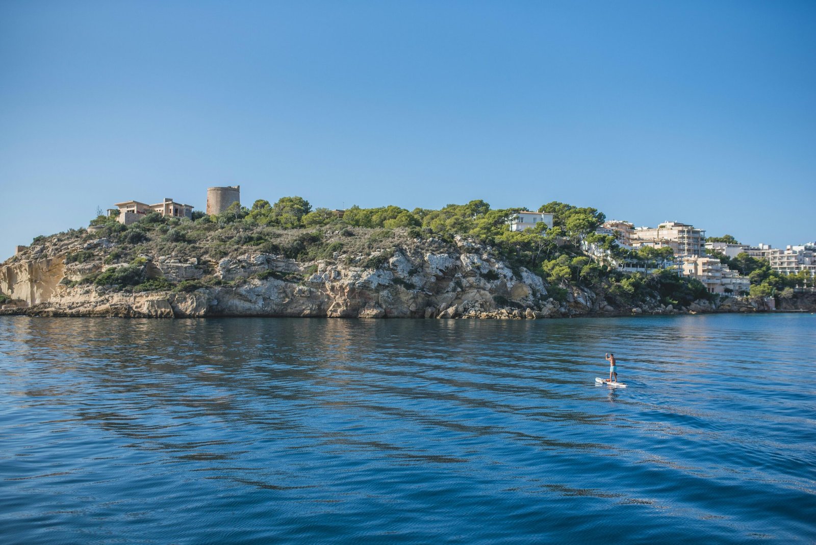 Kleine Insel in der Mitte eines Gewässers auf Mallorca, fotografiert von Monika Guzikowska
