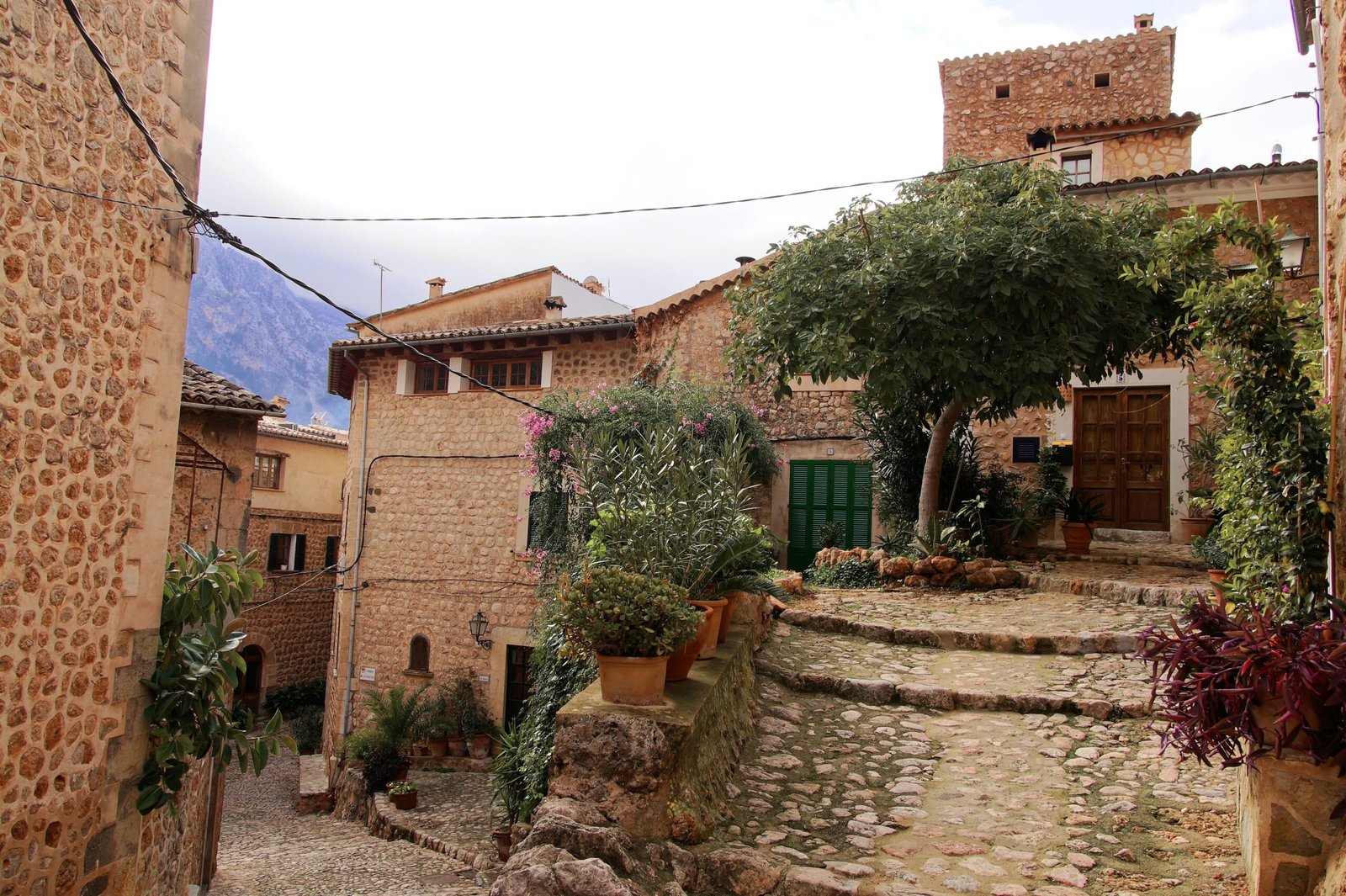 Kleine Kopfsteinpflasterstraße in einem mallorquinischen Dorf, aufgenommen von Alex Kulikov
