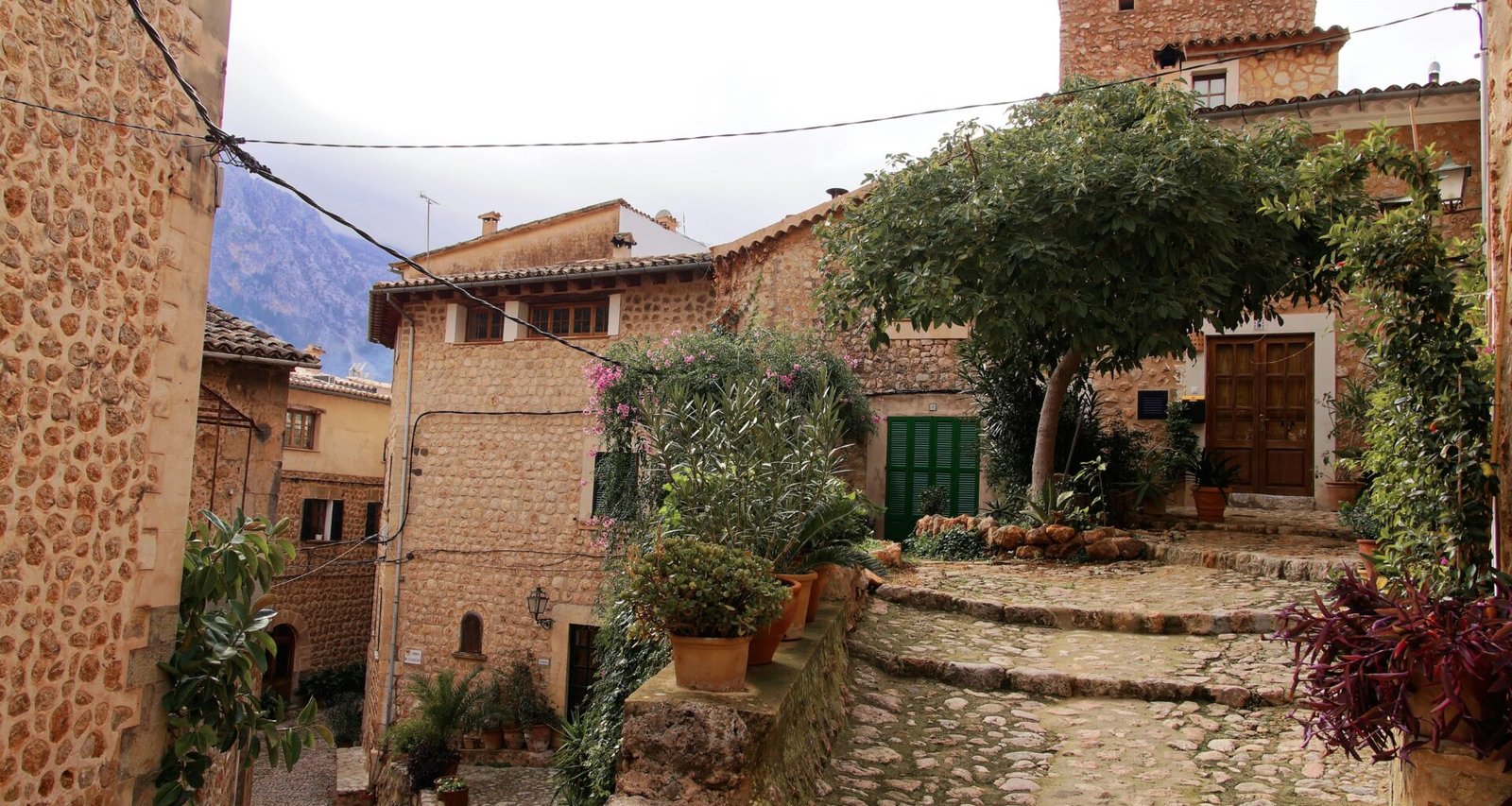 Kopfsteinpflasterstraße in einem kleinen Dorf auf Mallorca, aufgenommen von Alex Kulikov