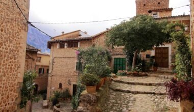 Kopfsteinpflasterstraße in einem kleinen Dorf auf Mallorca, aufgenommen von Alex Kulikov