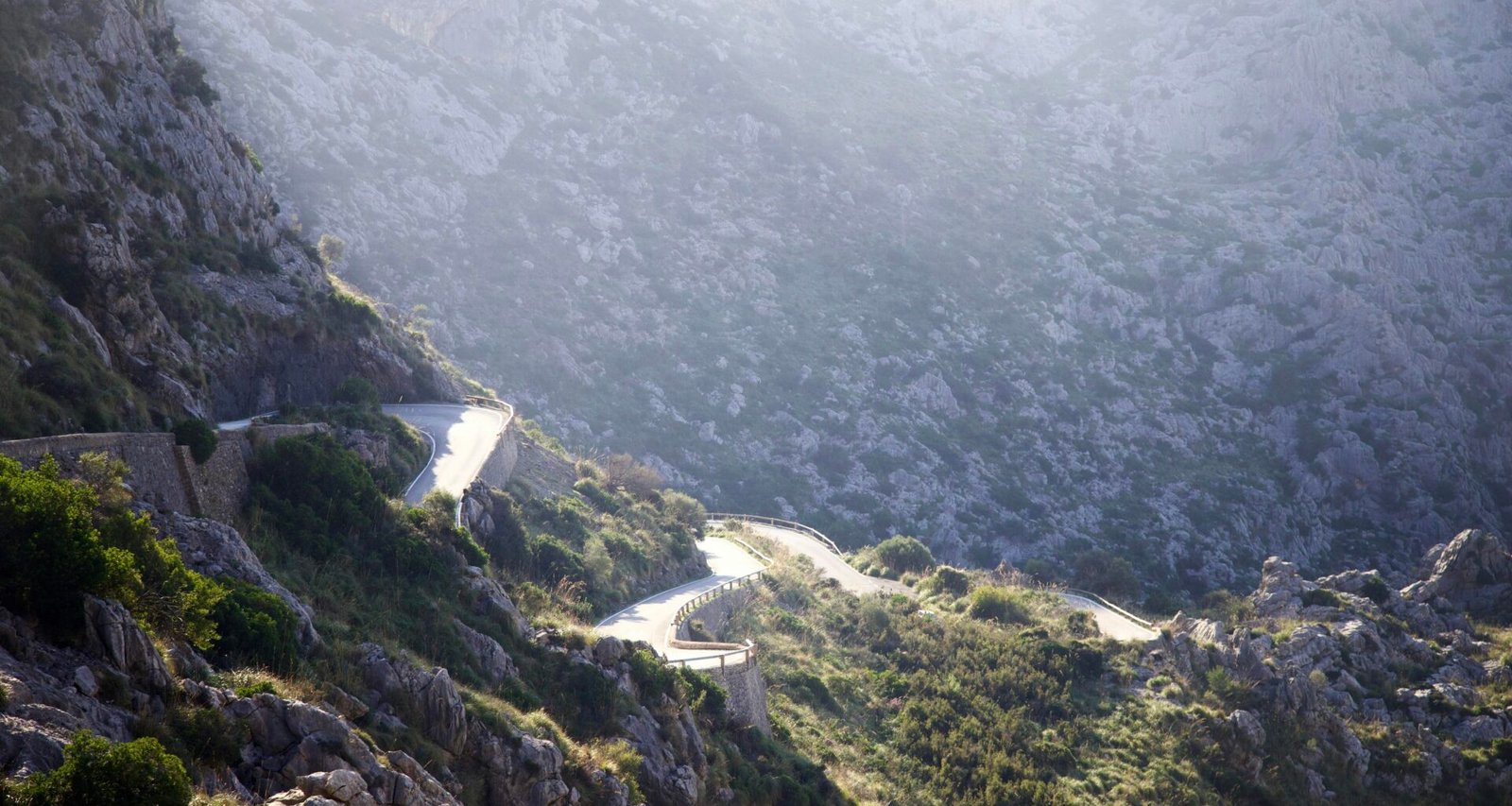 Winding road durch die Berge auf Mallorca, umgeben von Natur, aufgenommen von Stock Birken