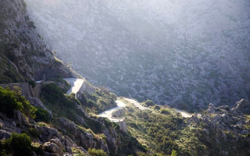 Winding road durch die Berge auf Mallorca, umgeben von Natur, aufgenommen von Stock Birken