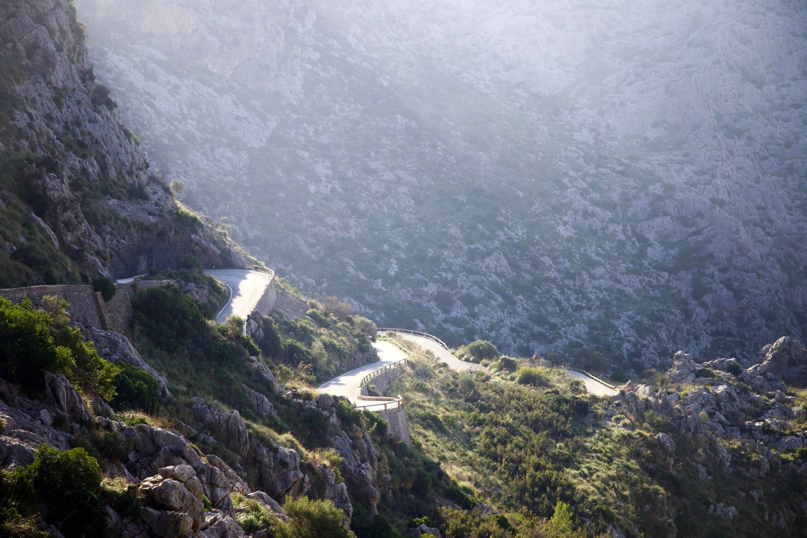 Winding road durch die Berge auf Mallorca, umgeben von Natur, aufgenommen von Stock Birken