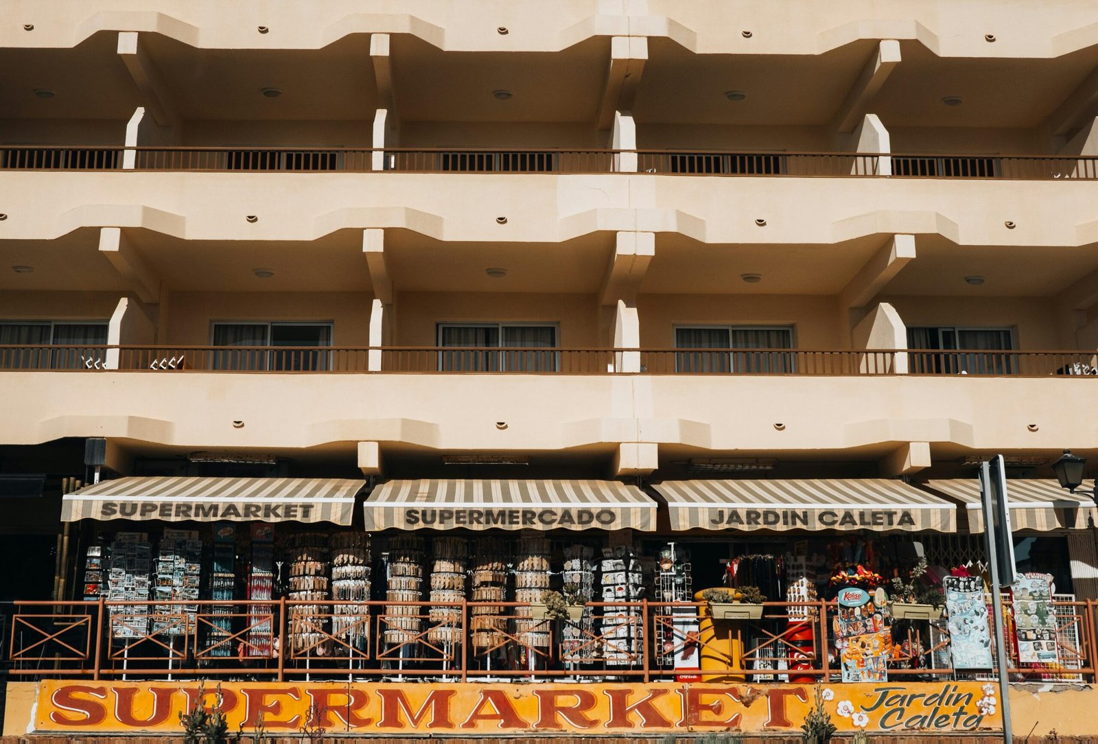 Ladenfront mit großem Schild auf Mallorca, fotografiert von Thomas Chizzali, zeigt das authentische Inselbild.