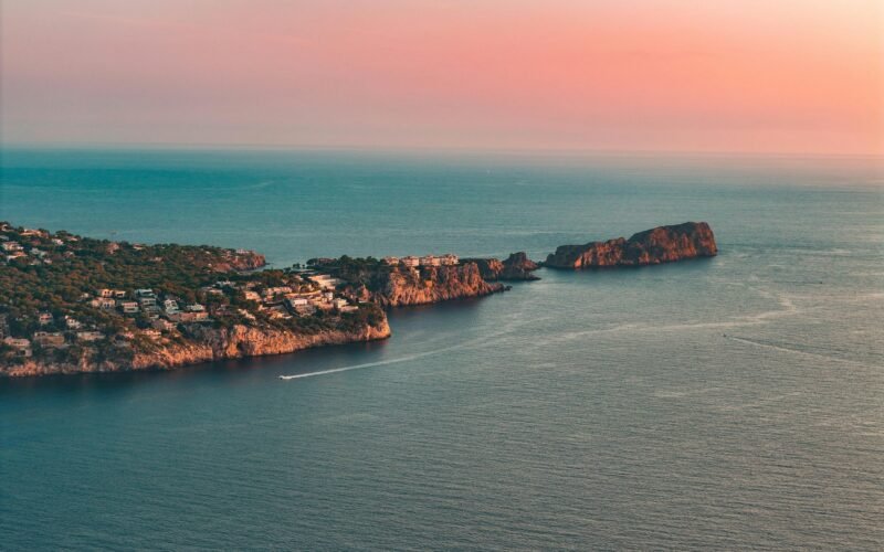 Luftaufnahme einer kleinen Insel im Ozean auf Mallorca, aufgenommen von Timon Käch