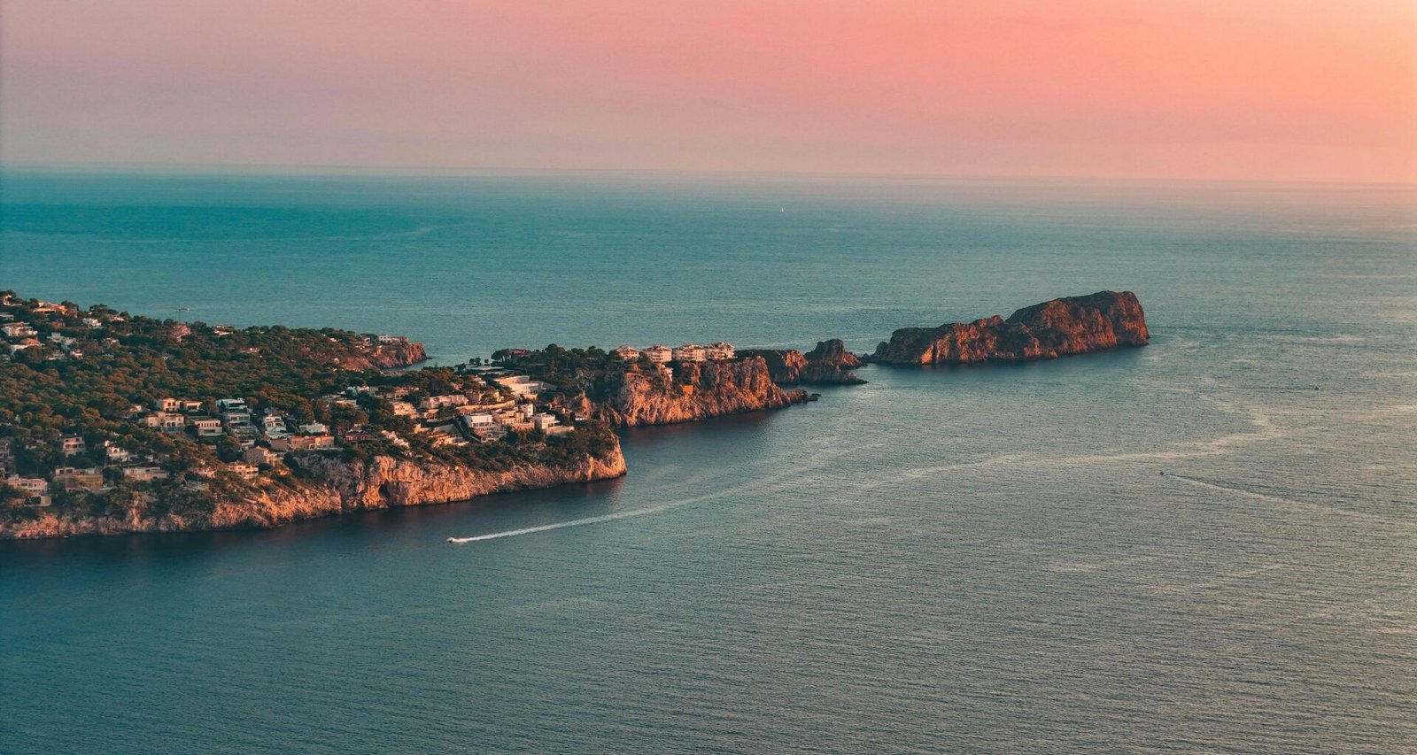 Luftaufnahme einer kleinen Insel im Meer, aufgenommen auf Mallorca von Timon Käch