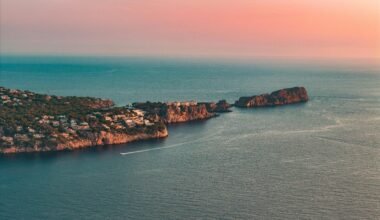Luftaufnahme einer kleinen Insel im Meer, aufgenommen auf Mallorca von Timon Käch