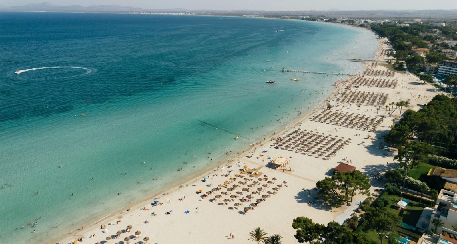 Luftaufnahme eines schönen Strandes auf Mallorca mit klarem Wasser und Sandstrand, aufgenommen von Tomas Eidsvold