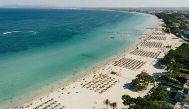 Luftaufnahme eines schönen Strands auf Mallorca mit Sand und Meer, fotografiert von Tomas Eidsvold.