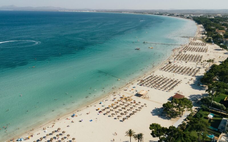 Luftaufnahme eines schönen Strands auf Mallorca mit Sand und Meer, fotografiert von Tomas Eidsvold.