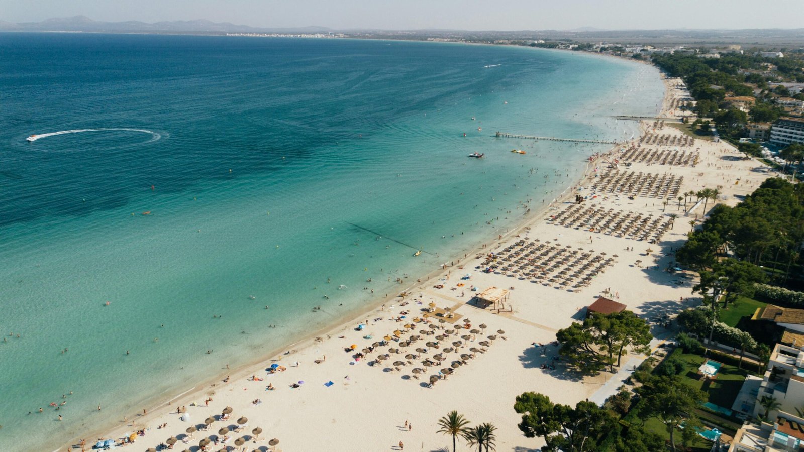 Luftaufnahme eines schönen Strands auf Mallorca mit Sand und Meer, fotografiert von Tomas Eidsvold.
