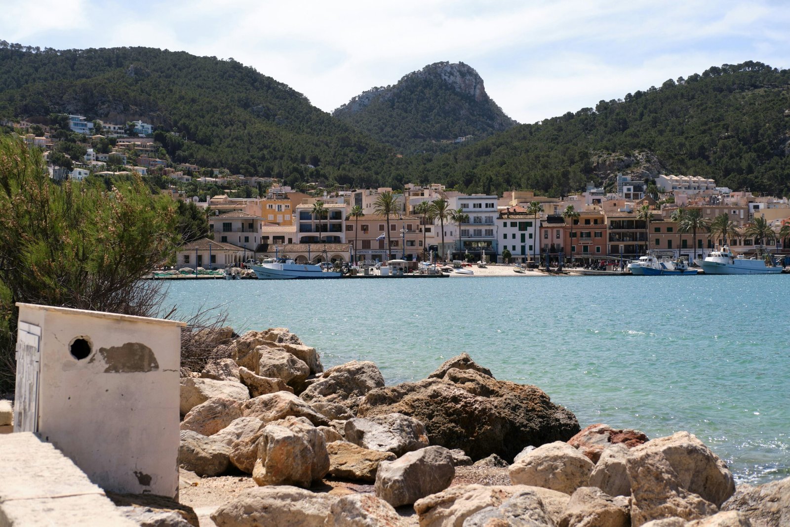 Ein malerisches Küstendorf auf Mallorca mit Blick auf das ruhige, klare Meer und die Küstenlinie, aufgenommen von Tim Schmidbauer.