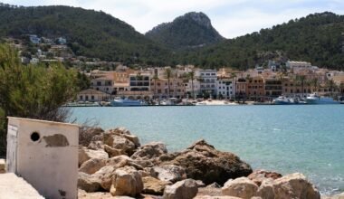 Szenische Ansicht eines Küstenstädtchens auf Mallorca am ruhigen Meer, aufgenommen von Tim Schmidbauer.