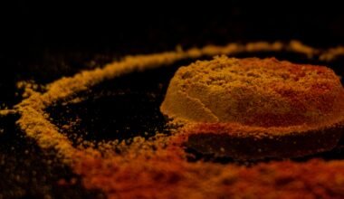 Nahaufnahme einer Schüssel mit Essen auf Mallorca, fotografiert von Maximilian Waidhas, auf einem Tisch