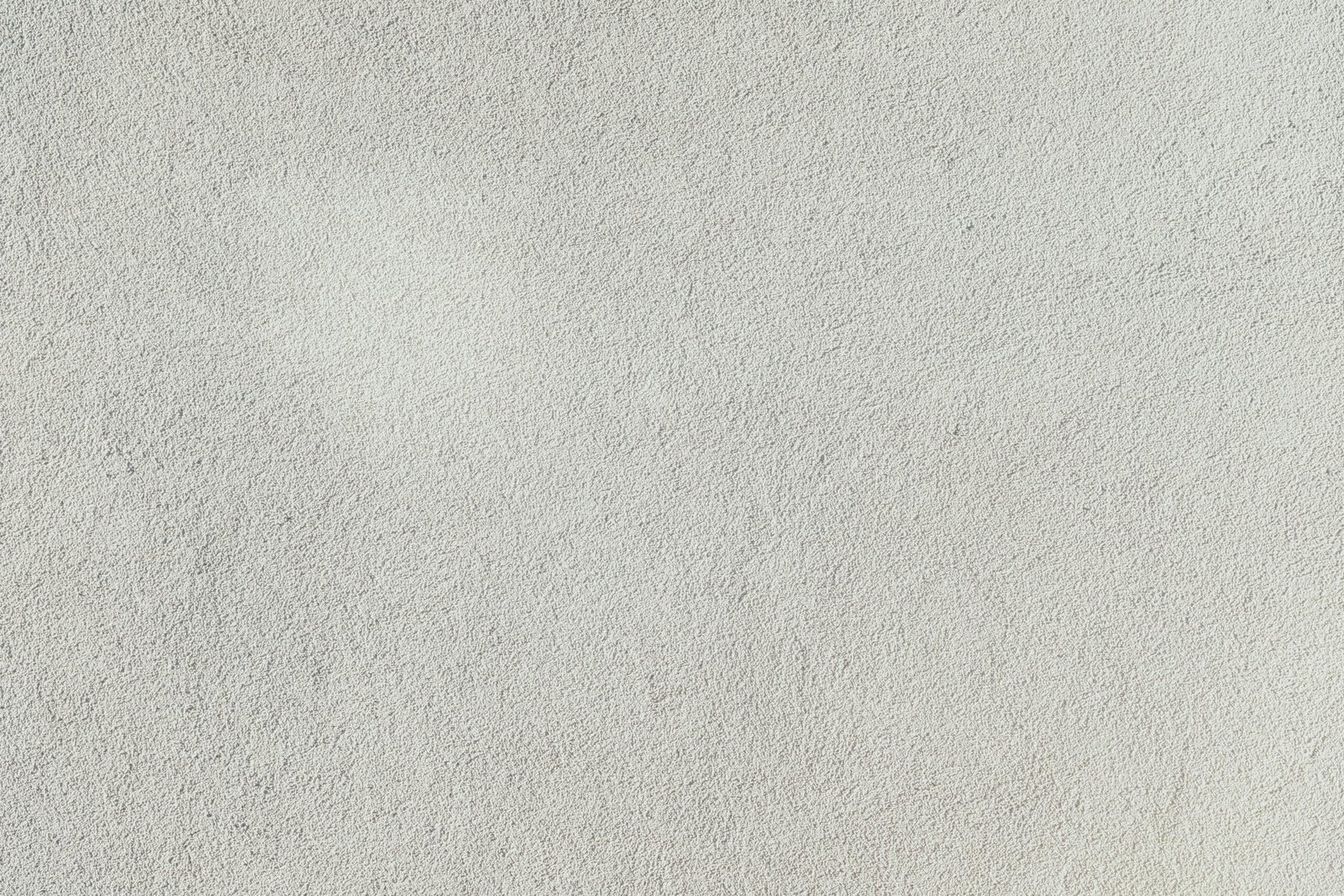 Nahaufnahme einer weißen Stuckwand auf Mallorca, zeigt die Struktur und Textur der Oberfläche