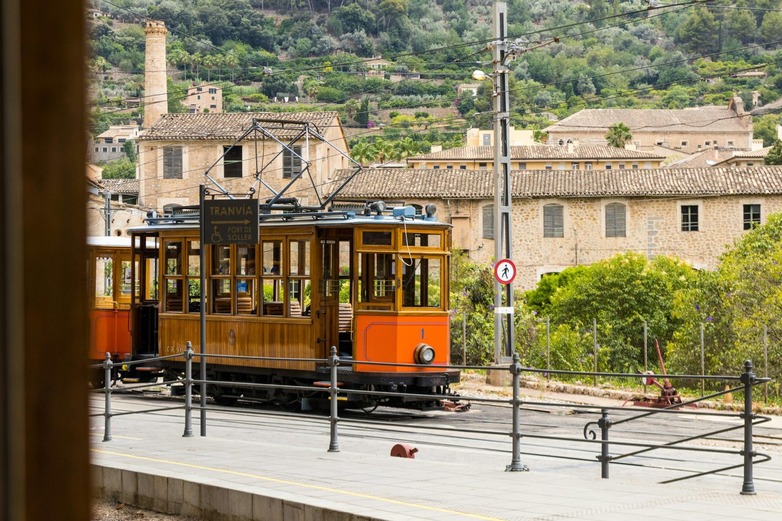 Oranger Trolley fährt die Straße entlang auf Mallorca, aufgenommen von Artur Łuczka