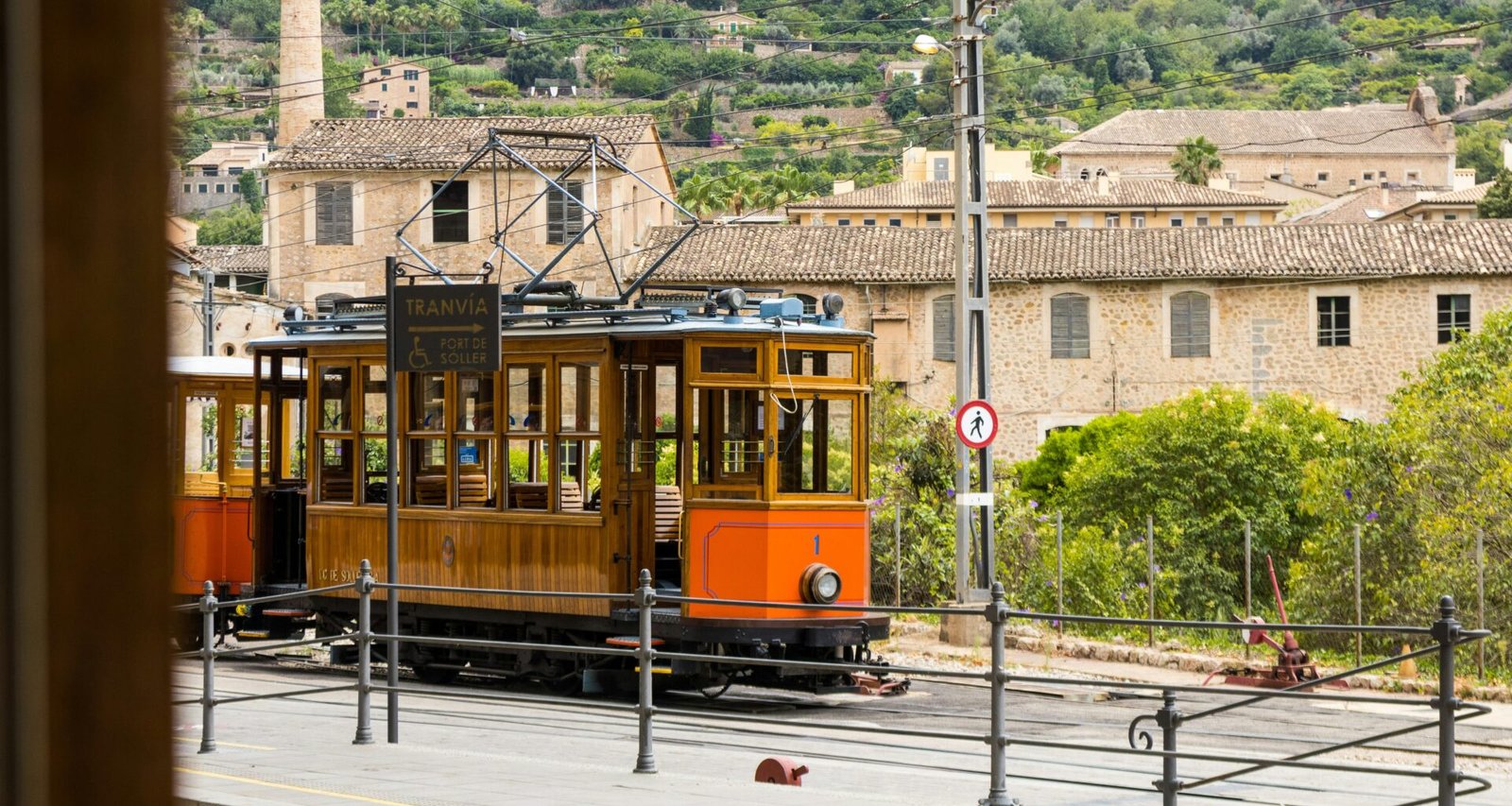 Oranger Trolley fährt die Straße entlang auf Mallorca, aufgenommen von Artur Łuczka.