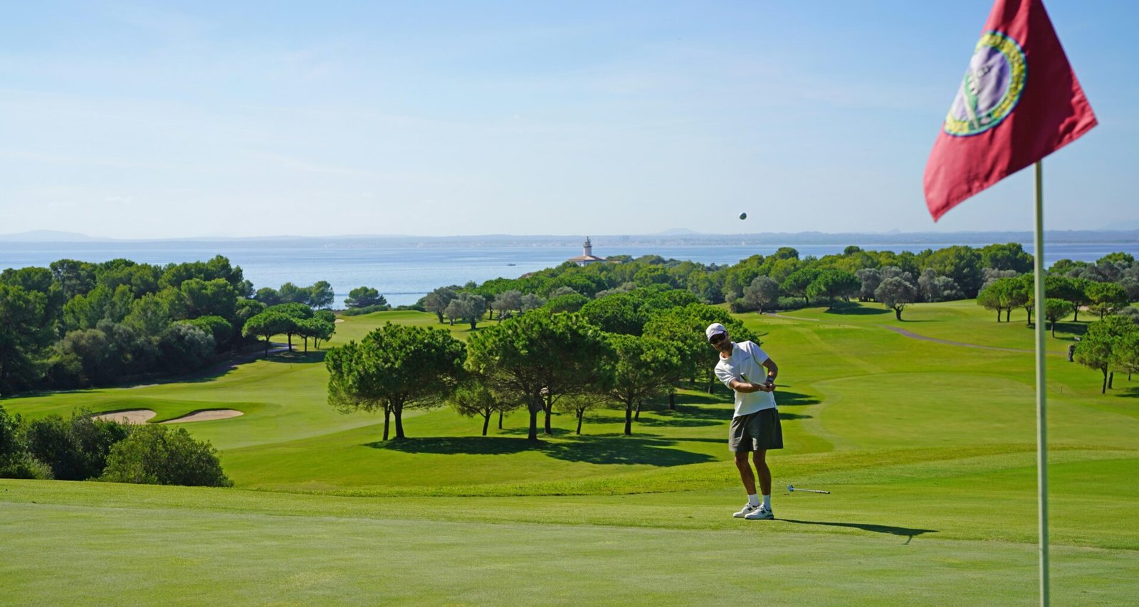 Golfspieler auf Mallorca mit Flagge auf dem Grün, aufgenommen von Frederik Rosar