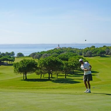 Golfspieler auf Mallorca mit Flagge auf dem Grün, aufgenommen von Frederik Rosar