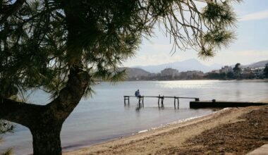 Person steht auf einem Steg im Wasser auf Mallorca, aufgenommen von Konstantin Chemeris, mit Blick aufs Wasser und die Natur