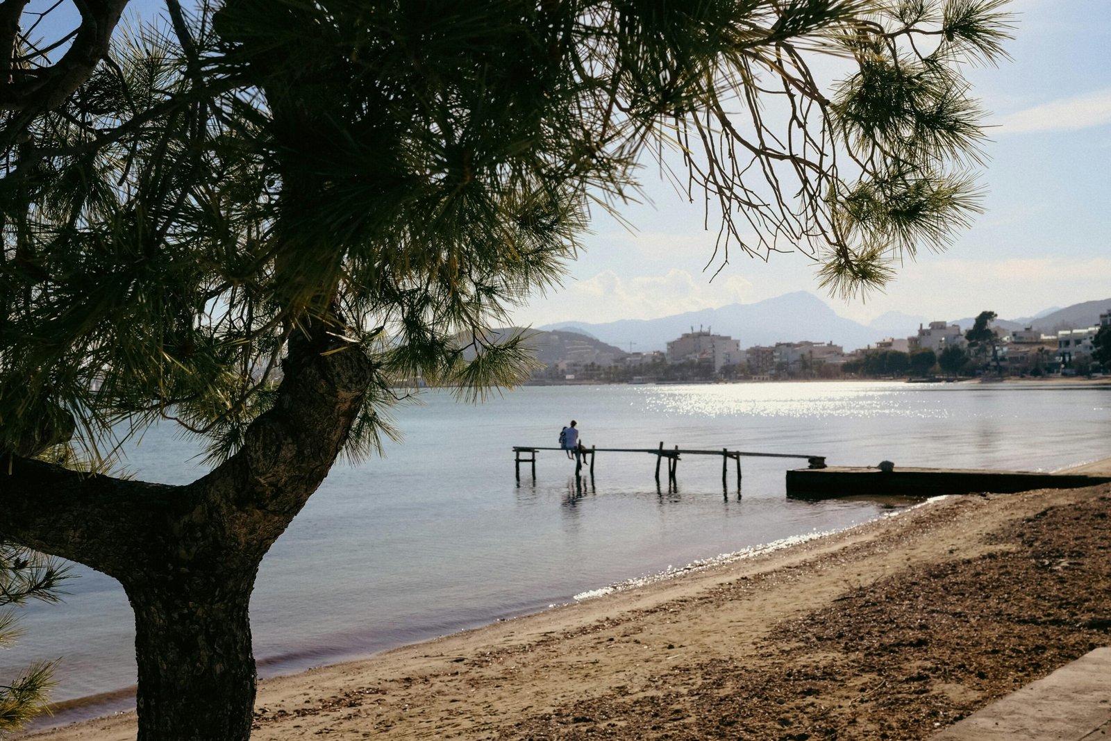 Person steht auf einem Dock im Wasser auf Mallorca, aufgenommen von Konstantin Chemeris.
