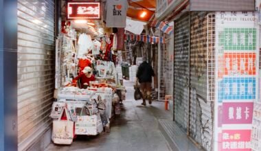 Person läuft durch eine enge Marktgasse mit Geschäften auf Mallorca, aufgenommen von Zhen Yao