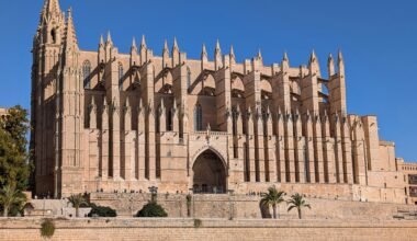 Große gothische Kathedrale mit filigranen Türmen und Spitztürmen auf Mallorca bei blauem Himmel