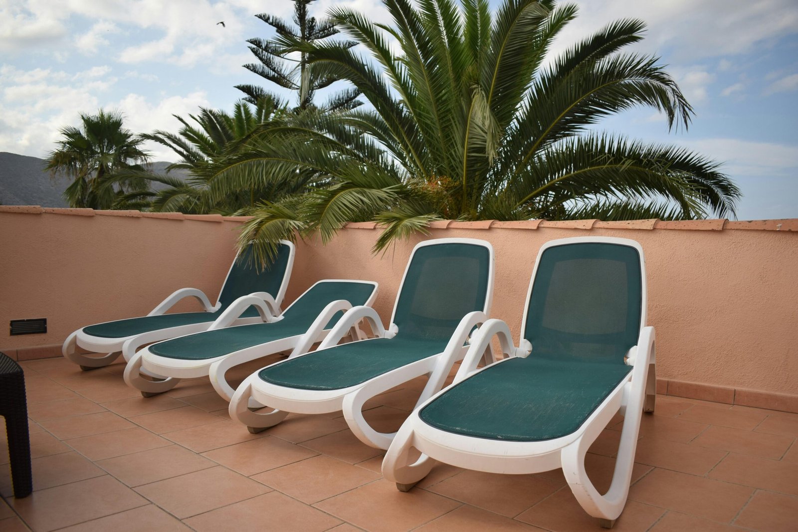Reihe von Liegen auf einer Dachterrasse auf Mallorca, fotografiert von Jannik
