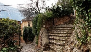 Steinernen Treppen führen zu einem Gebäude auf Mallorca, fotografiert von Alex Kulikov