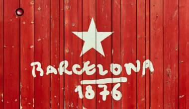Rote Holzwand mit weißer Sternzeichnung auf Mallorca, fotografiert von Sebastian Glapinski.