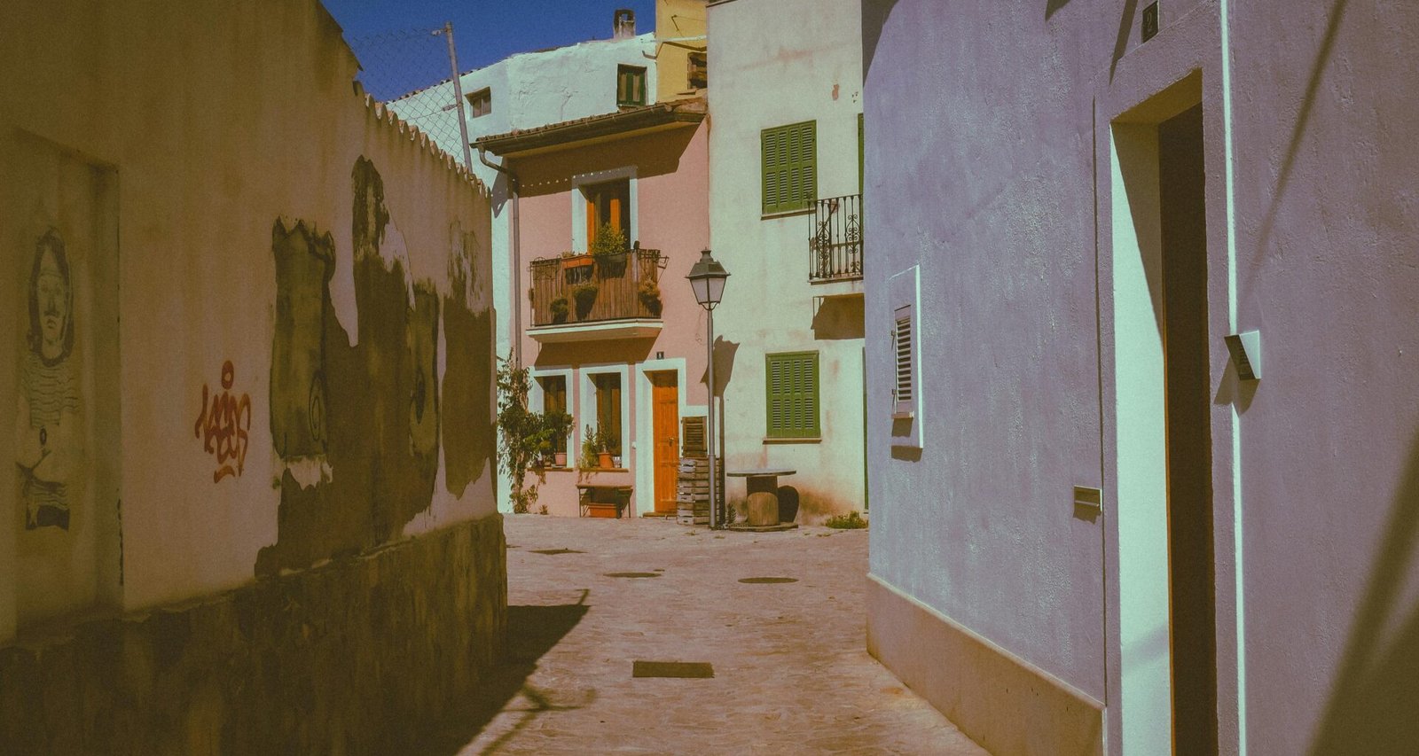 Narrow alleyway with buildings im Hintergrund auf Mallorca, aufgenommen von Diego Marín.