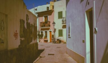Narrow alleyway mit Gebäuden im Hintergrund auf Mallorca, aufgenommen von Diego Marín.