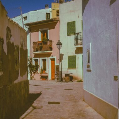 Narrow alleyway mit Gebäuden im Hintergrund auf Mallorca, aufgenommen von Diego Marín.