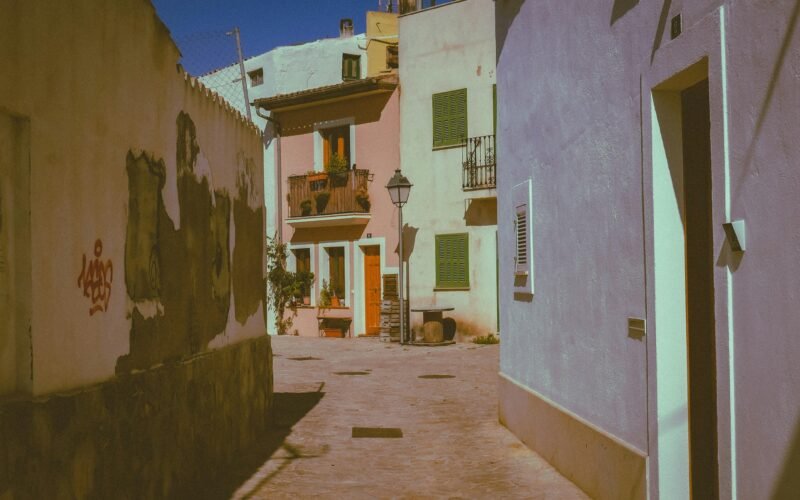 Narrow alleyway mit Gebäuden im Hintergrund auf Mallorca, aufgenommen von Diego Marín.