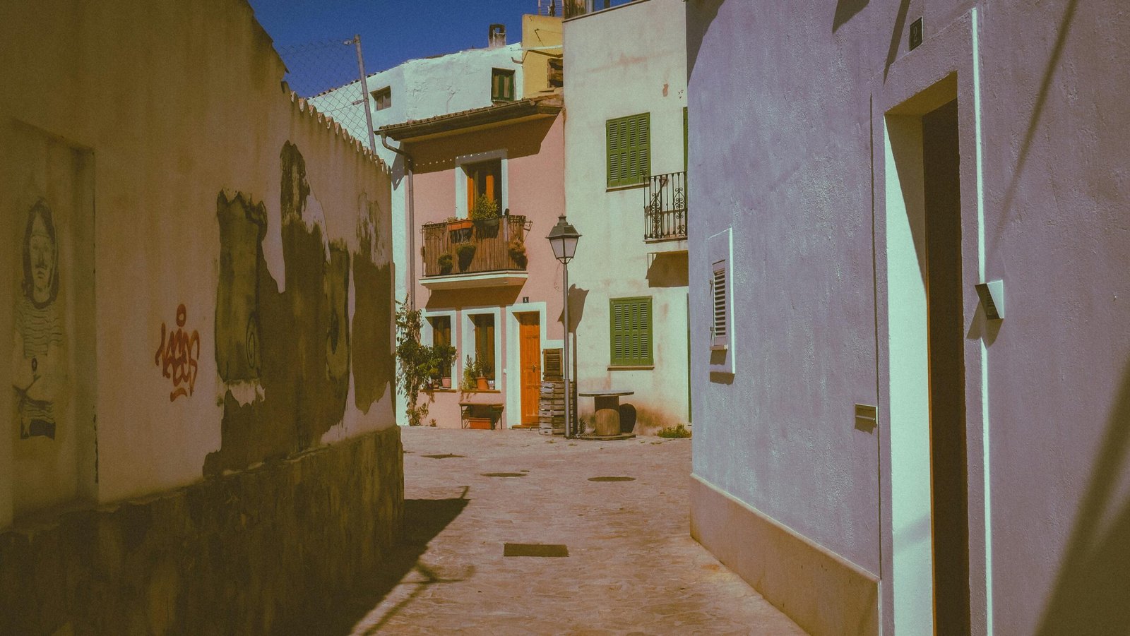 Narrow alleyway mit Gebäuden im Hintergrund auf Mallorca, aufgenommen von Diego Marín